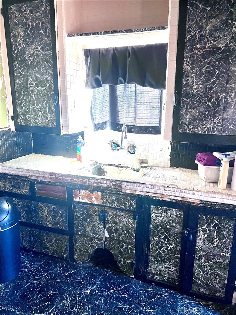 https://media.crmls.org/medias/e0f89cfe-63f6-42e4-823e-0aa601b4c26a.jpg?preset=X-Large