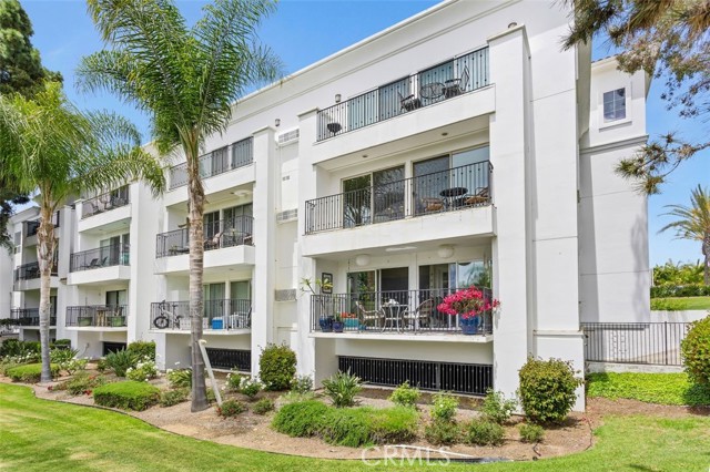 2005 Costa Del Mar RD, Carlsbad CA: https://media.crmls.org/medias/e0f92fdc-4867-4387-84d8-9e60c61a8c16.jpg