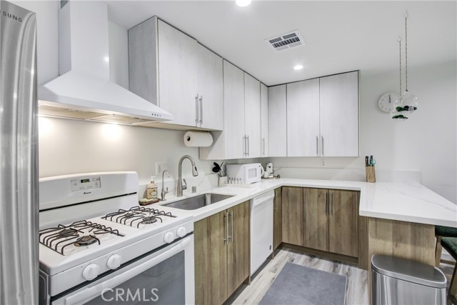 20200 Clark Street, Woodland Hills CA: https://media.crmls.org/medias/e0fa91c3-8370-435a-9cb5-1eea0df2480c.jpg