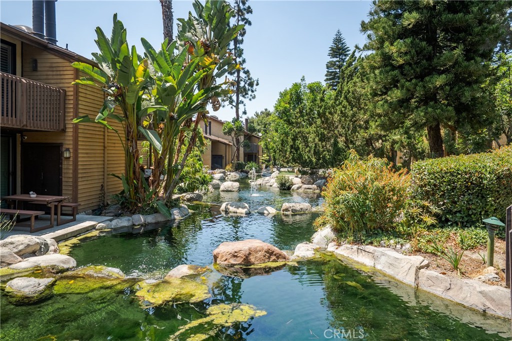 https://media.crmls.org/medias/e0fc3253-72cf-45b0-b8da-a915585069b1.jpg?preset=X-Large