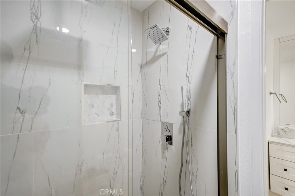 https://media.crmls.org/medias/e0ffb39b-998e-4cb2-b810-7cb60d615861.jpg?preset=X-Large