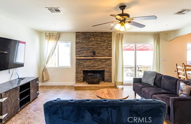 7101 Fallbrook Avenue, West Hills CA: https://media.crmls.org/medias/e0ffe538-7083-446d-97c4-005243993da2.jpg