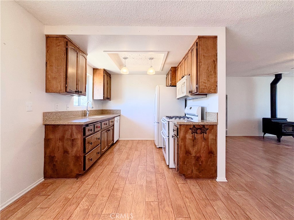 https://media.crmls.org/medias/e100bf40-f2fa-4d0a-90b6-28eb3c30f1ac.jpg?preset=X-Large
