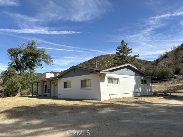 42930 Lake Hughes Road, Lake Hughes CA: https://media.crmls.org/medias/e1014fb0-15cc-4d20-8692-f45c22804064.jpg