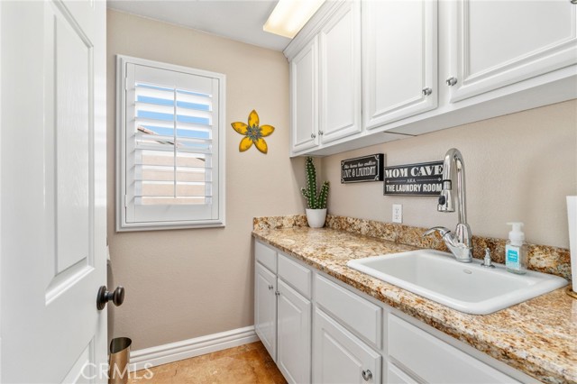14131 Apple Grove Court, Eastvale CA: https://media.crmls.org/medias/e101f633-8188-4e87-9829-5064c961caf9.jpg