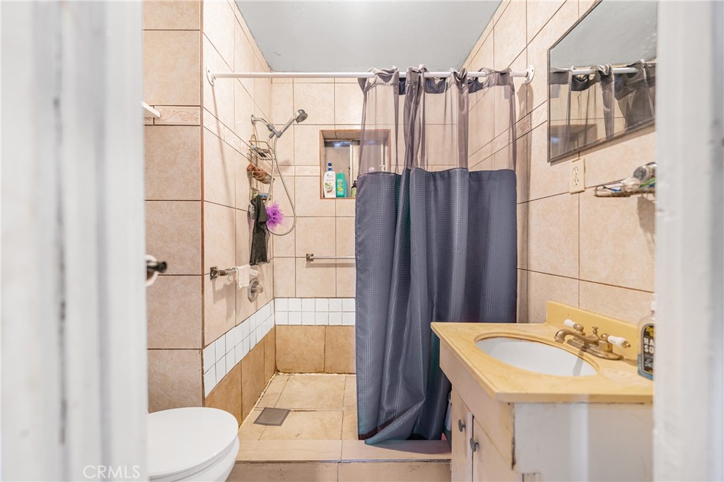 https://media.crmls.org/medias/e1037010-cf65-4d64-87a6-d5261a2ccbda.jpg?preset=X-Large