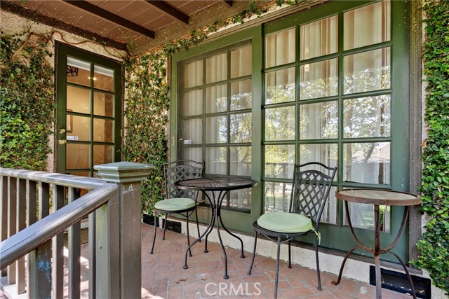 1046 E Grinnell Drive, Burbank CA: https://media.crmls.org/medias/e10388cb-6324-4dee-bfbe-dbfcddf6ba48.jpg