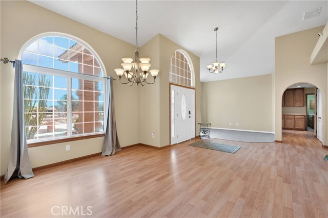 Detail Gallery Image 7 of 69 For 19501 Kinai Rd, Apple Valley,  CA 92307 - 4 Beds | 2/1 Baths