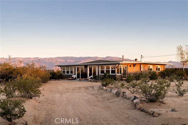 70315 Indian Trail, 29 Palms CA: https://media.crmls.org/medias/e10481fe-8b6a-443d-81aa-a16fd6616935.jpg