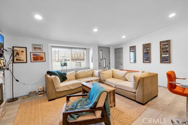 595 S Calle Santa Rosa, Palm Springs CA: https://media.crmls.org/medias/e104f67d-f262-43d0-b65f-6d4ab61d7612.jpg