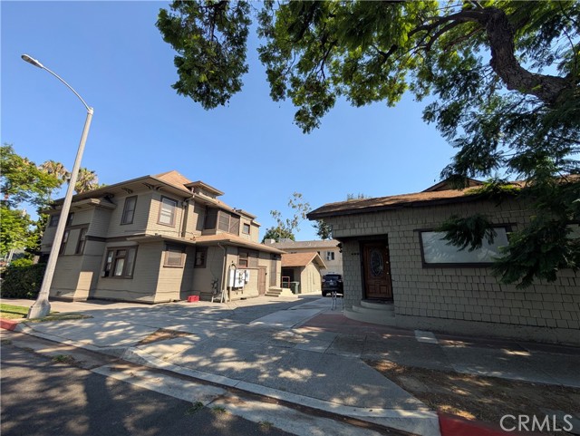 325 S Los Robles Avenue, Pasadena CA: https://media.crmls.org/medias/e105a4f3-bae5-4dd6-bf15-b52e496d3a1f.jpg