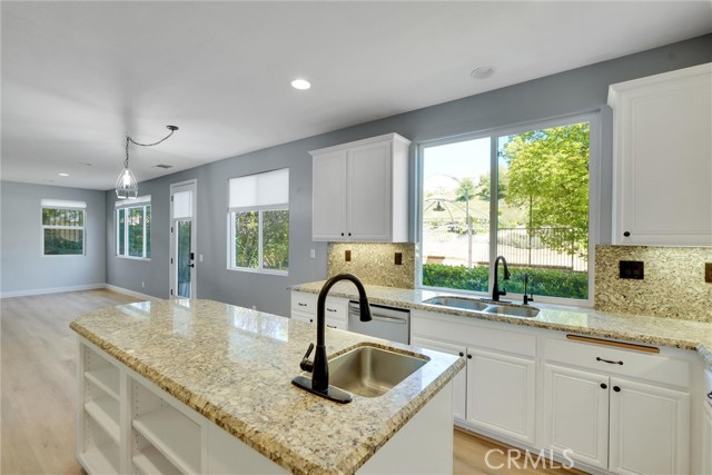 29138 Harmony Way, Saugus CA: https://media.crmls.org/medias/e1072089-b22c-467e-b5e7-12c75b09d170.jpg