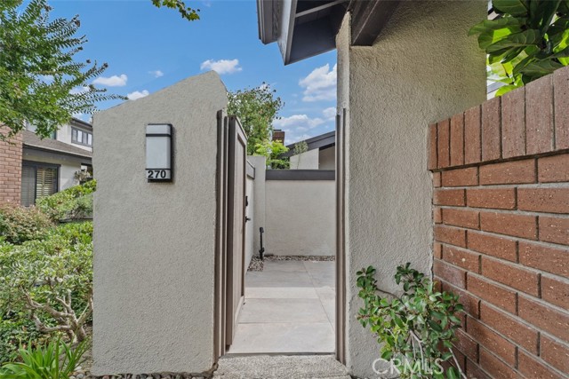 270 Old Ranch Road, Seal Beach CA: https://media.crmls.org/medias/e108cde5-aae4-41e3-985a-d272826f637c.jpg