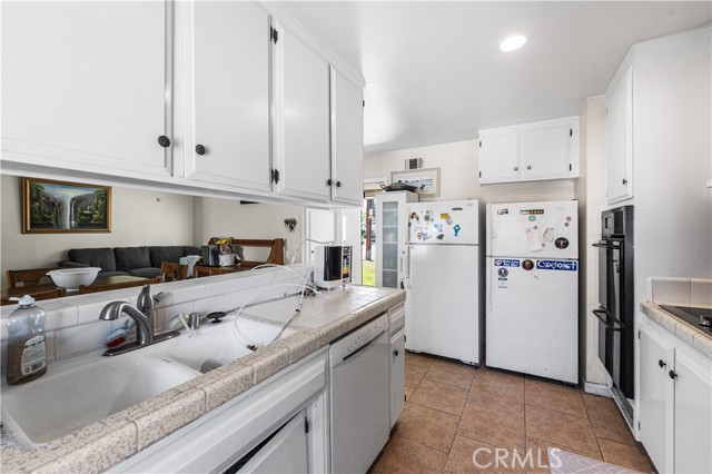 7948 Fallbrook Ave, West Hills CA: https://media.crmls.org/medias/e109dca9-0a83-481b-8949-62123de61b6d.jpg