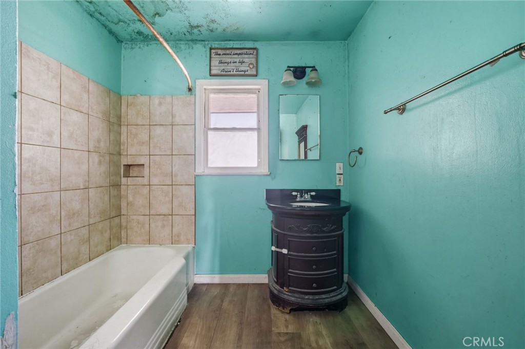 https://media.crmls.org/medias/e10d7ac3-99a9-466c-9b74-1ca49f836531.jpg?preset=X-Large