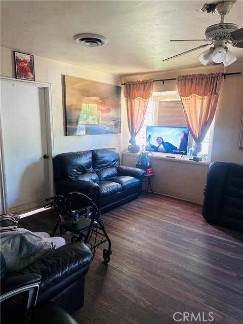 Detail Gallery Image 8 of 8 For 1196 N Hamilton Bld, Pomona,  CA 91768 - 3 Beds | 2 Baths