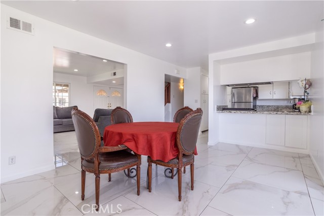 Detail Gallery Image 8 of 27 For 27852 Rosamond, Canyon Country,  CA 91351 - 4 Beds | 2 Baths