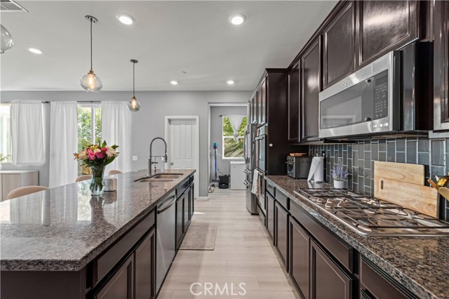 Detail Gallery Image 17 of 60 For 24106 Village Cir, Valencia,  CA 91354 - 4 Beds | 3 Baths