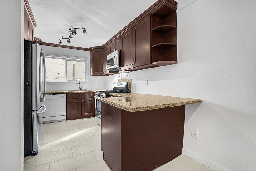 Detail Gallery Image 11 of 40 For 14435 Valerio St #10,  Van Nuys,  CA 91405 - 3 Beds | 2/1 Baths