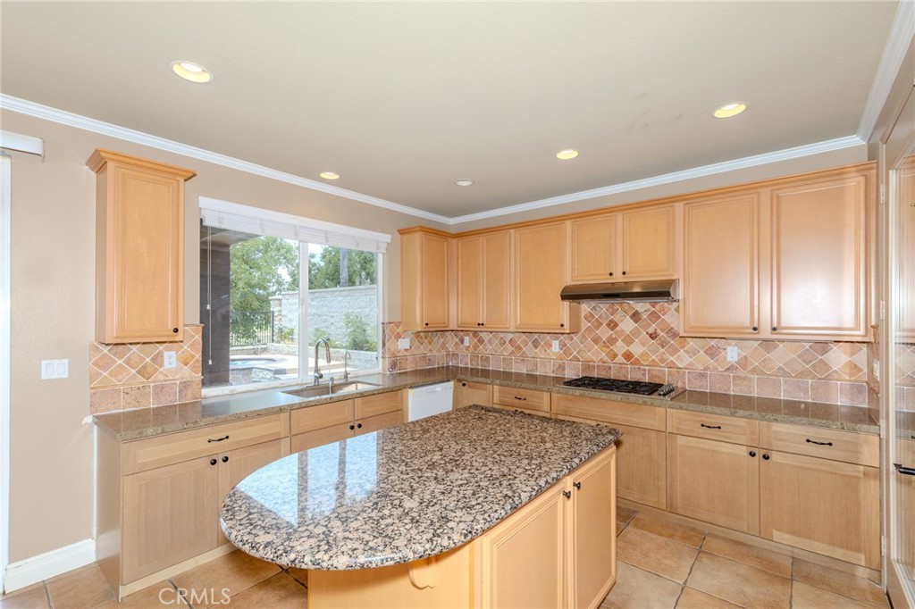 https://media.crmls.org/medias/e11c2ad7-49cf-42ad-b501-77dd09f50fd7.jpg?preset=X-Large