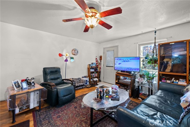 Detail Gallery Image 8 of 19 For 23034 Cedar Way, Crestline,  CA 92325 - 3 Beds | 1 Baths