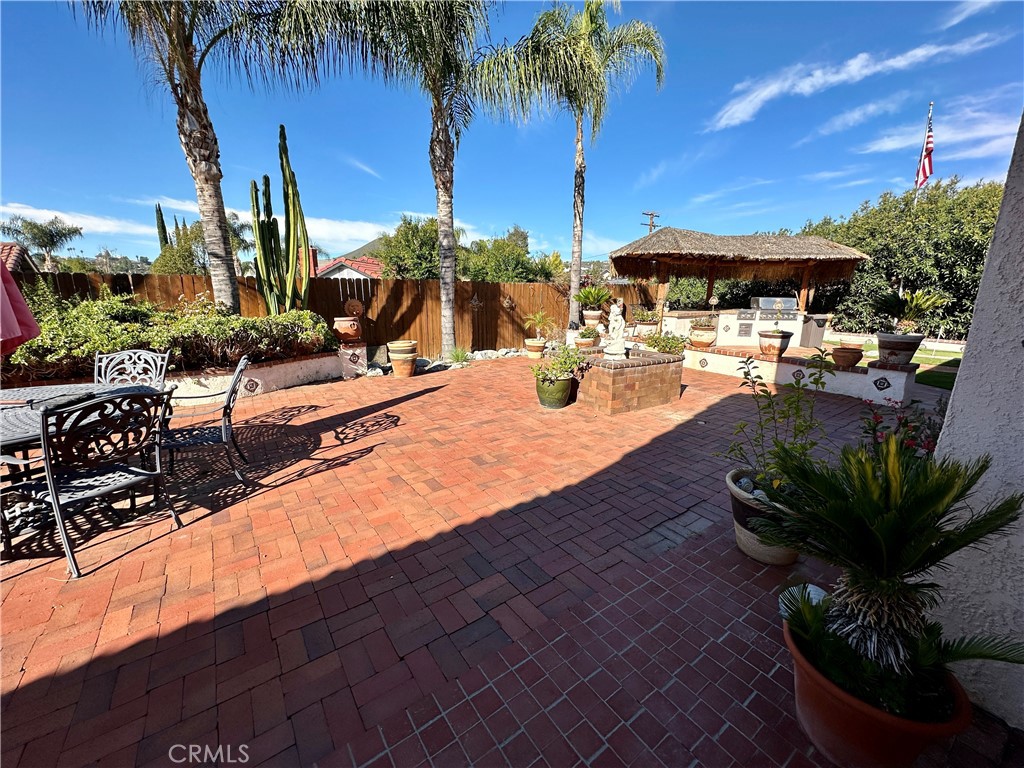 https://media.crmls.org/medias/e11dbf8e-1ec1-4b9c-9679-be90ba53d8ed.jpg?preset=X-Large