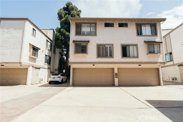 427 S. Broadway, Redondo Beach CA: https://media.crmls.org/medias/e11e8df5-0a16-4887-9968-bd97a101605b.jpg