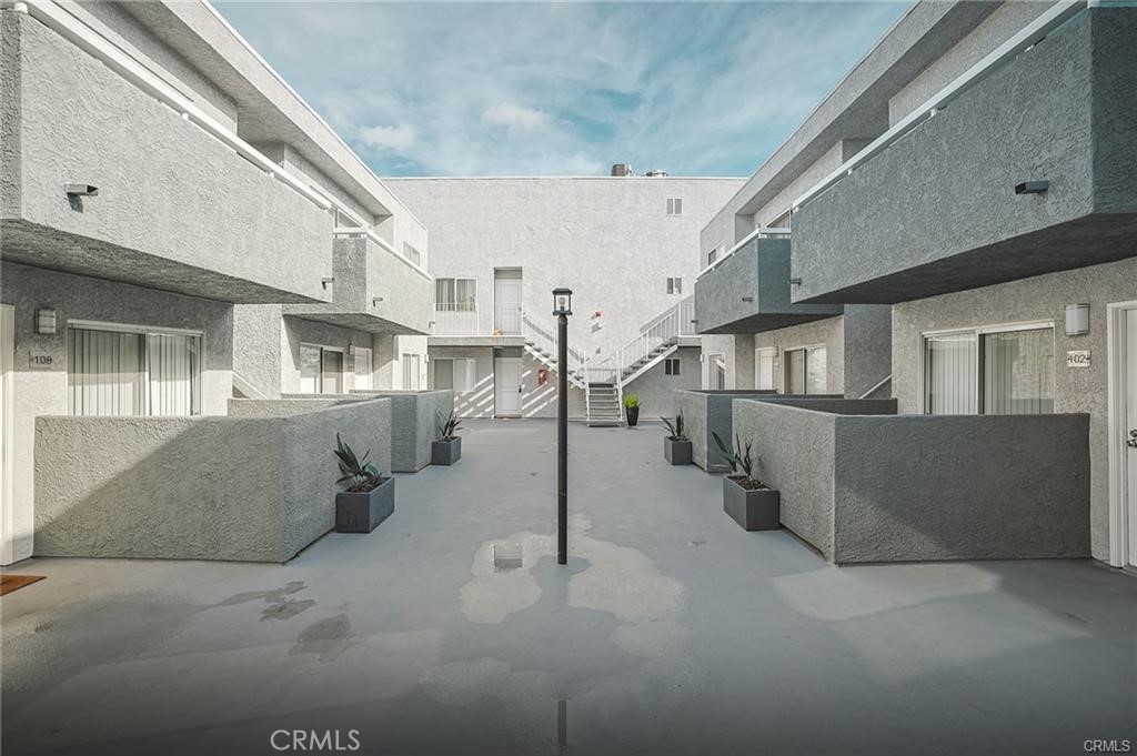 https://media.crmls.org/medias/e1204ae0-a0c8-41b8-9800-ea8e154826c3.jpg?preset=X-Large