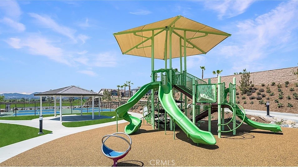 https://media.crmls.org/medias/e1210a33-91e6-4e1f-8342-b20e12e68ff8.jpg?preset=X-Large