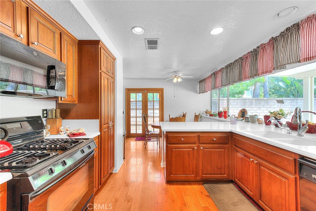 https://media.crmls.org/medias/e125b1eb-1335-4728-aecd-87c143a962e8.jpg?preset=X-Large