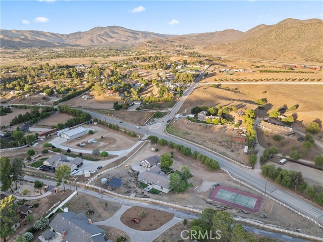 34037 Agua Dulce Canyon Road, Agua Dulce CA: https://media.crmls.org/medias/e127ba0e-04a6-477d-9f61-cdd2d5e6977e.jpg