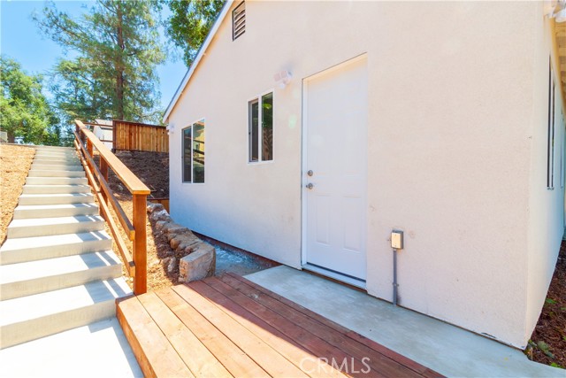 2123 Navarro Avenue, Altadena CA: https://media.crmls.org/medias/e128559a-2e4e-4dbb-9d02-a64b31709ffd.jpg