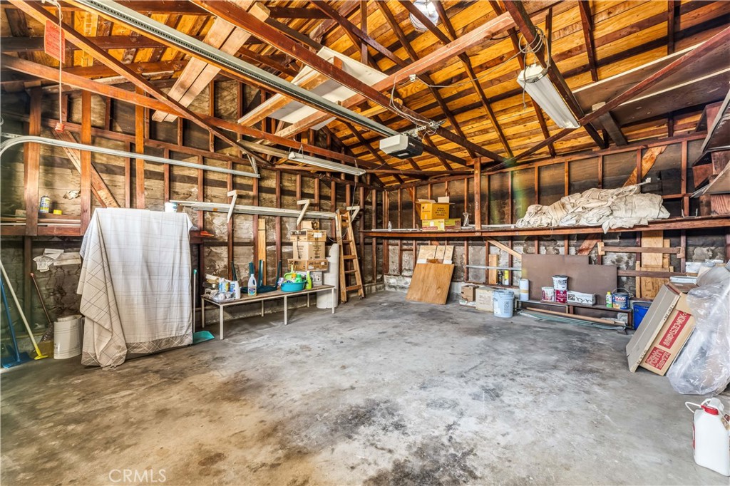 https://media.crmls.org/medias/e1286335-a892-4904-83ec-b74d097dd85f.jpg?preset=X-Large