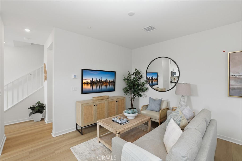https://media.crmls.org/medias/e128dea5-b669-4311-a284-7e5cd3b4ce73.jpg?preset=X-Large