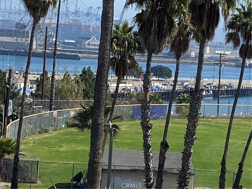 https://media.crmls.org/medias/e12a0e4b-3afe-450b-bfd7-51ab149bc01d.jpg?preset=X-Large