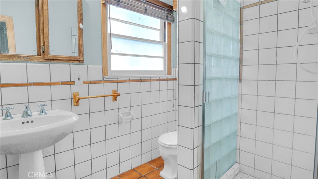 https://media.crmls.org/medias/e12b3920-f0ed-4a7d-81bf-4540b600f60c.jpg?preset=X-Large