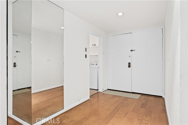 Detail Gallery Image 3 of 26 For 8642 Gregory Way #204,  Los Angeles,  CA 90035 - 2 Beds | 2 Baths