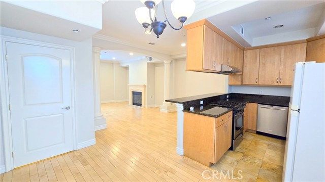 Detail Gallery Image 6 of 24 For 68 N Allen Ave #6,  Pasadena,  CA 91106 - 3 Beds | 3 Baths