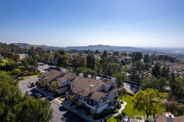 8025 E Sandstone Drive, Anaheim Hills CA: https://media.crmls.org/medias/e132c8dd-fbdb-4978-bdcc-cc804f2f58af.jpg