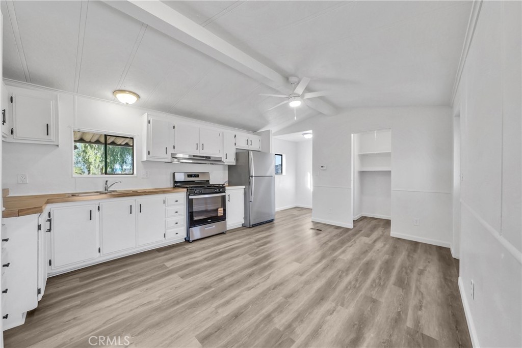https://media.crmls.org/medias/e1338974-dcef-4c82-8f0e-1deec925147b.jpg?preset=X-Large