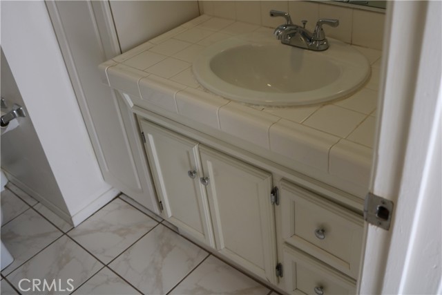 Secondary bathroom with tub.