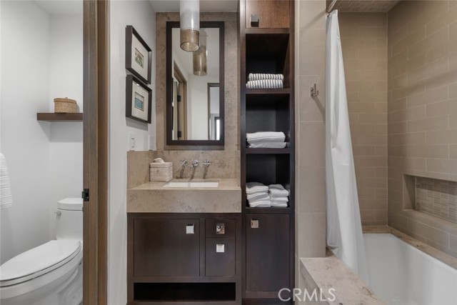 8 Beacon Bay, Newport Beach CA: https://media.crmls.org/medias/e135b4f6-719c-4a2f-b379-a9b63edbad99.jpg