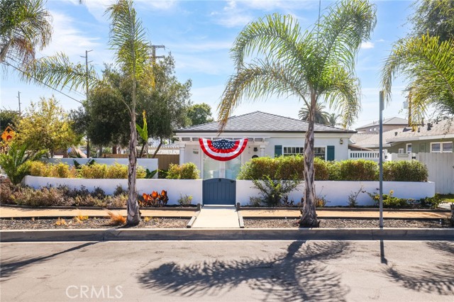 402 Indianapolis Avenue, Huntington Beach CA: https://media.crmls.org/medias/e137837d-d411-41b9-9beb-9fb0d20a8d06.jpg