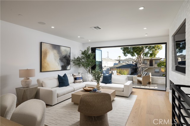 1315 Ocean Avenue, Seal Beach CA: https://media.crmls.org/medias/e137a634-1830-4130-9c64-7668bb9c034b.jpg