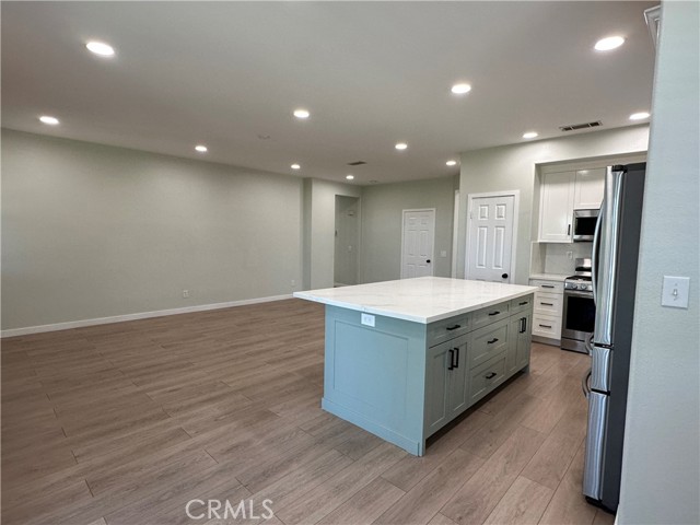 Detail Gallery Image 6 of 22 For 3921 Sungate Dr, Palmdale,  CA 93551 - 3 Beds | 2 Baths