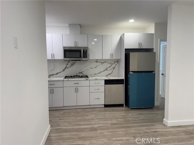 Detail Gallery Image 4 of 10 For 4914 Hesperia, Encino,  CA 91316 - 2 Beds | 2 Baths