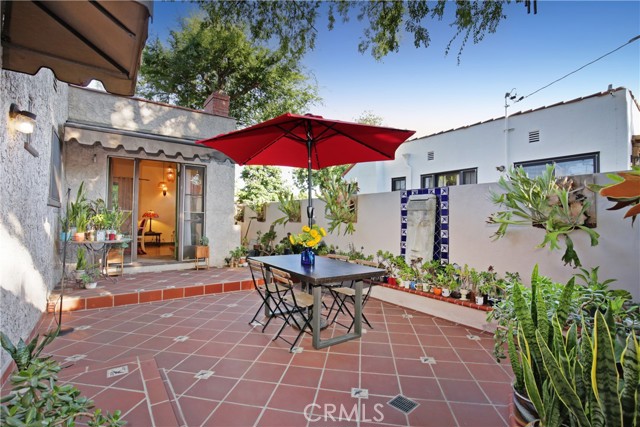 404 N Vinedo Avenue, Pasadena CA: https://media.crmls.org/medias/e1395684-4599-4d5e-bc8f-dfffa95b5d79.jpg