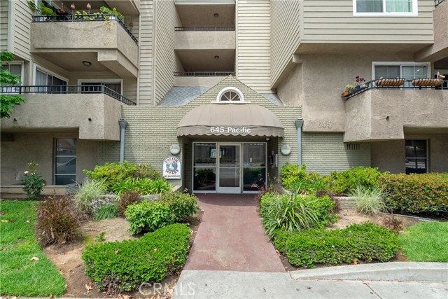 645 Pacific Avenue, Long Beach CA: https://media.crmls.org/medias/e139c21f-0258-4bd6-8511-cf6c4a1f317c.jpg