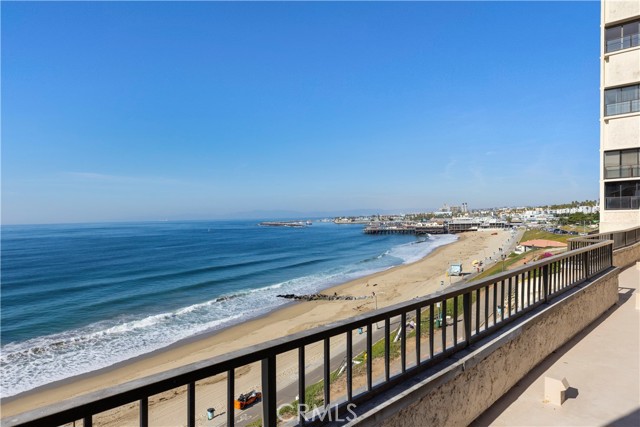 555 Esplanade, Redondo Beach CA: https://media.crmls.org/medias/e13e30e9-8bca-4bfb-8a64-16b24bb512ee.jpg