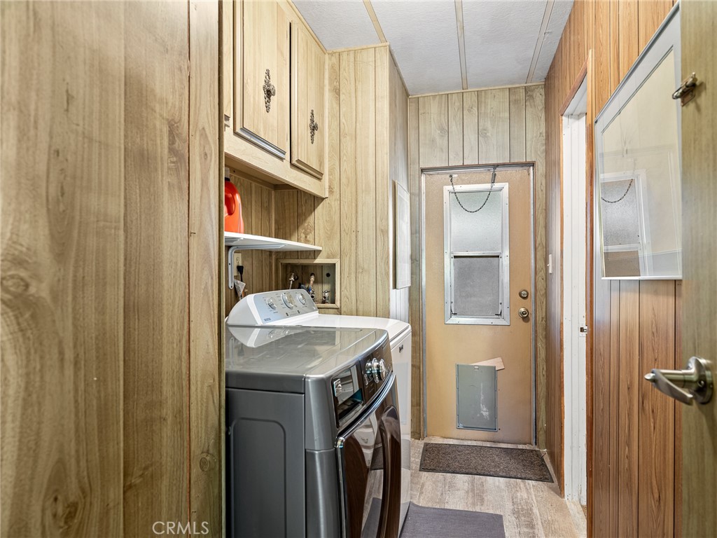 https://media.crmls.org/medias/e13f96d0-2cd7-4a88-a3a2-0bb1a8f5bae9.jpg?preset=X-Large